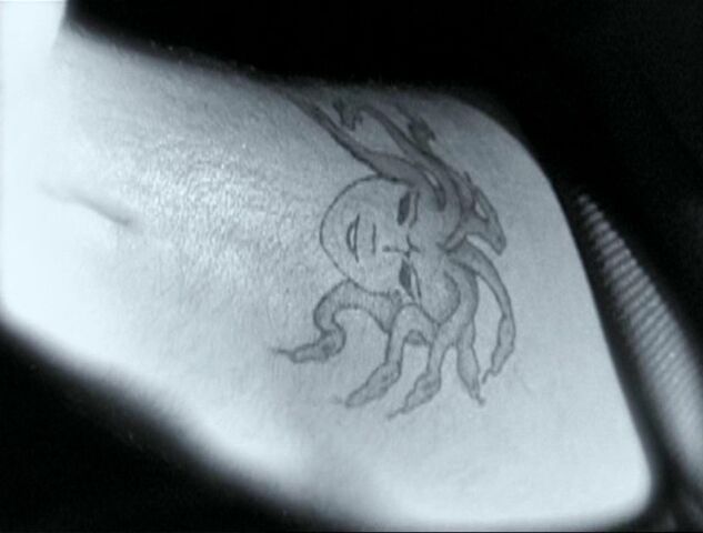 Фајл:4x11-Premonition-Tattoo.jpg