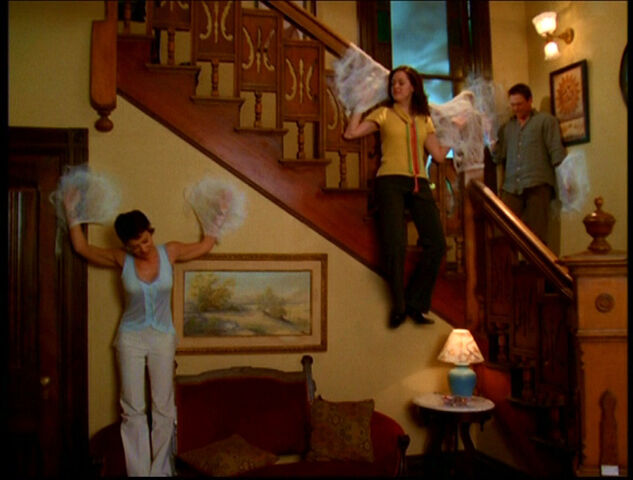 Фајл:6x18-Phoebe-Paige-Leo.jpg