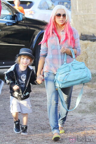 File:29901 christina-aguilera-hijo-max-bratman.jpg