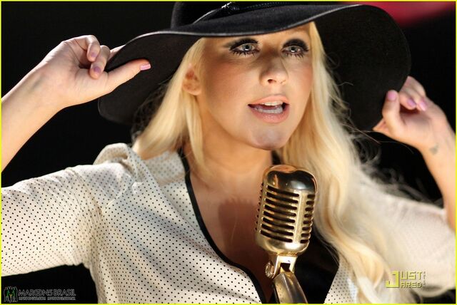 File:Christina-aguilera-moves-like-jagger-video-shoot-with-adam-levine-03.jpg