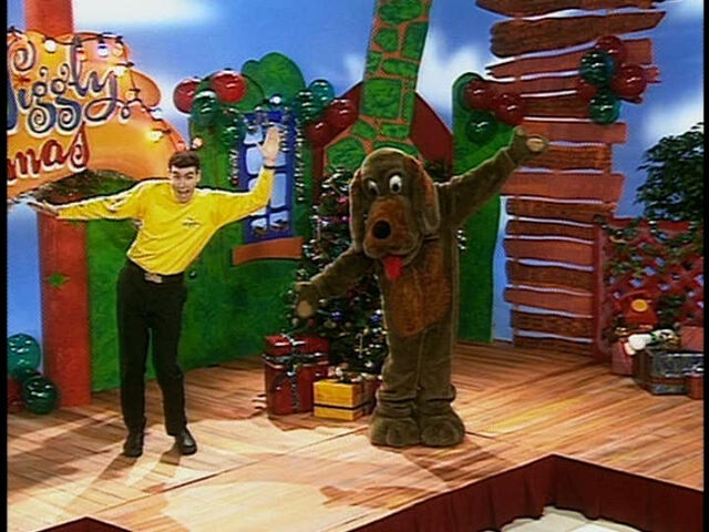 File:WagsIsBouncingAroundtheChristmasTree.jpg