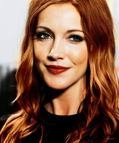 Dosya:Katie Cassidy - Carrie Wallace.jpg