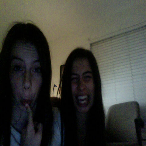 File:Dani en lauren omg xD.jpg