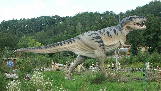 Archivo:Baltow,Poland Tyrannosaurus.jpg