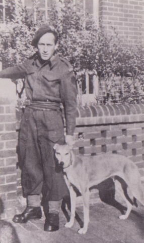 Fichier:LE FLOCH avec la mascotte Diane en 1943 (négatif à la maison).jpg