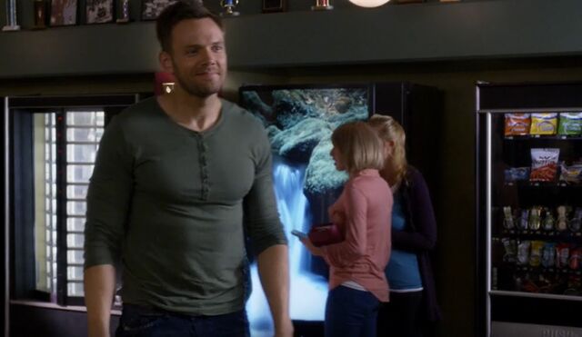 File:S05E08-Jeff and Lets chips.jpg