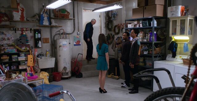 File:S04E05-Shirley garage.jpg