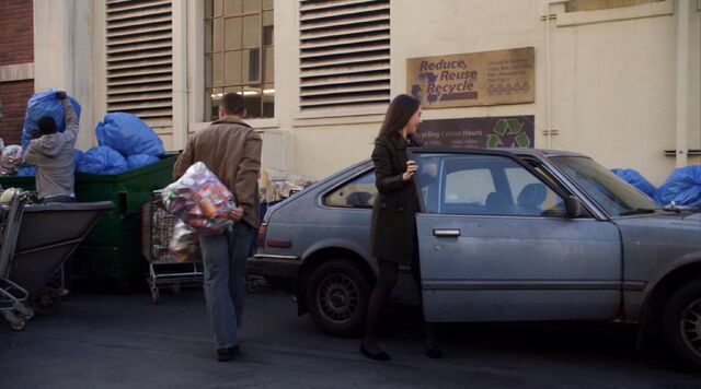 File:Annie and her car.jpg