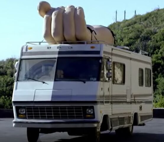 File:S06E10-RV with giant hand.jpg