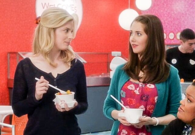File:4x12 Britta and Annie.jpg