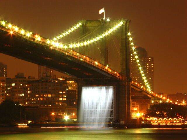 Fichier:Waterfalls+under+the+Brooklyn+Bridge-7446.jpg