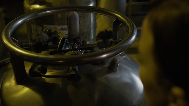 File:1x02 fraser's phone 2.jpg