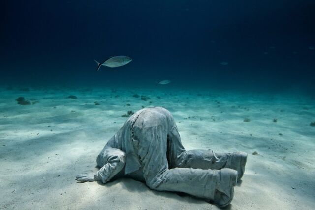 File:2 the-banker-jason-decaires-taylor-sculpture.jpg