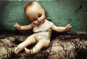 7253015-konzept-abandoned-person-erstellen-sie-eine-nahaufnahme-von-einer-alten-puppe-auf-strasse-spezielle-.jpg