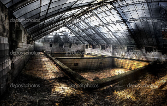 Datei:Depositphotos 9449964-Swimming-pool-in-an-abandoned-complex.jpg