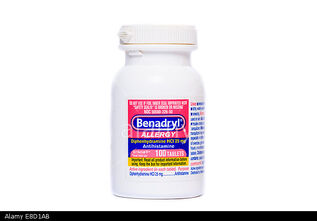 Benadryl-bottle-of-antihistamine-tablets-E8D1AB