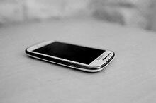White-samsung-smartphone-on-the-table-5472x3648 40608CDVQAV