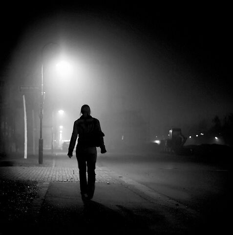 Datei:192879-stock-photo-frau-mensch-jugendliche-stadt-winter-einsamkeit.jpg