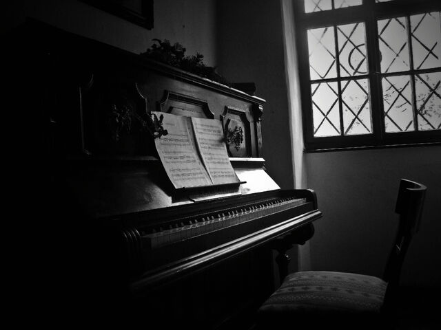 File:Old-piano.jpg