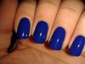 Blaue Fingernägel