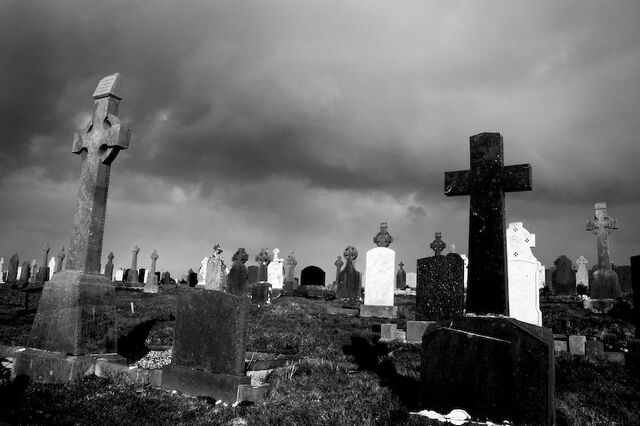 File:Connemara graveyard II.jpg