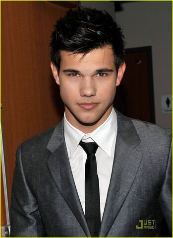 Archivo:Taylor-lautner-peoples-choice-2010-03.jpg