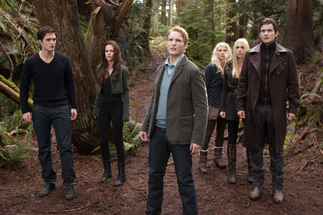 Ficheiro:The-twilight-saga-breaking-dawn-part-2-robert-pattinson-team-edward-carlisle-and-bella-kristen-stewart.jpg