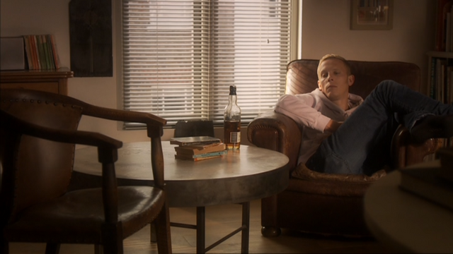 File:Hathaway at home.png