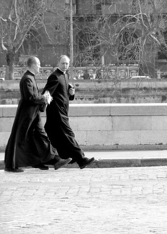 Arquivo:Priests rome.jpg