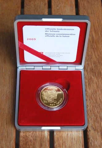File:Gedenkmünze-Pro-Patria-im-Etui.jpg