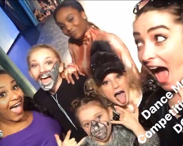 File:717 Nia, Brynn, Camryn, Elliana and Camryn in the wings.jpg