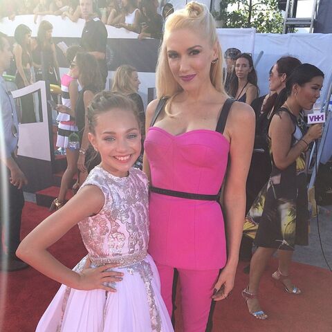 File:Maddie with Gwen Stefani 2014 VMA.jpg