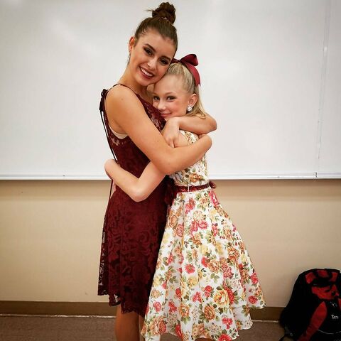 File:715 Kalani and Maesi.jpg
