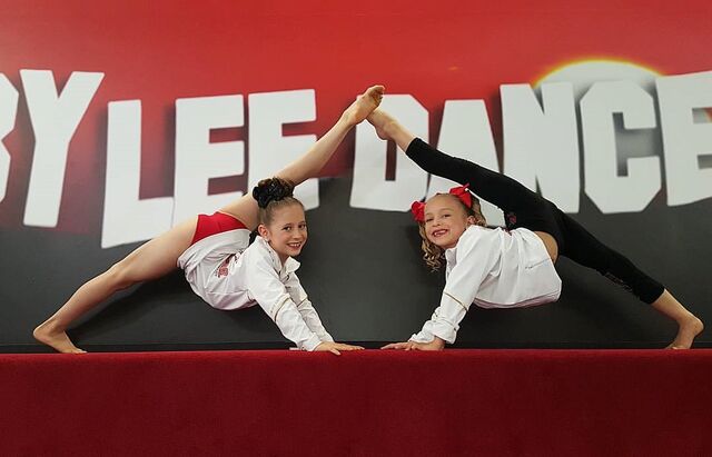 File:710 Ellie and Lilly.jpg