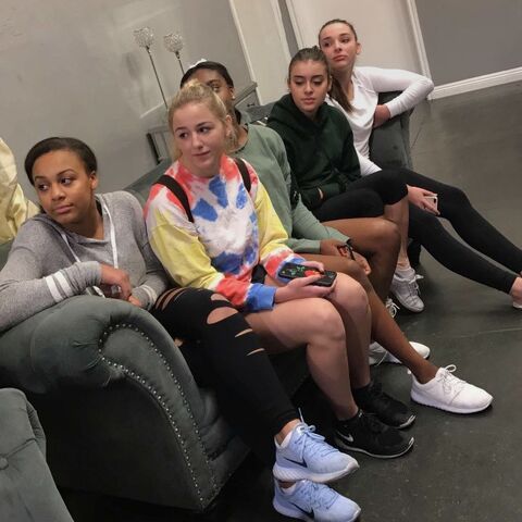 File:724 Girls in the studio.jpg