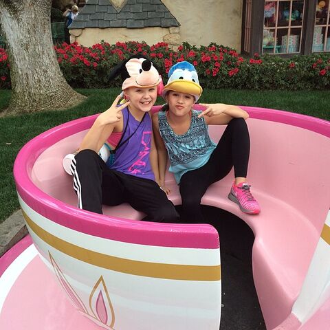 File:JoJo and Mackenzie in teacup 2015-01-28.jpg