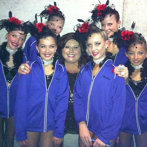 File:Hadley with Thrive team and Abby for Dance Moms 2013-01-09.jpg