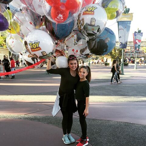 File:Kalani and Mackenzie at Disneyland 2015-04-04.jpg