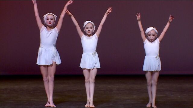File:705 Elliana Lilliana Maesi Trio (4).jpg