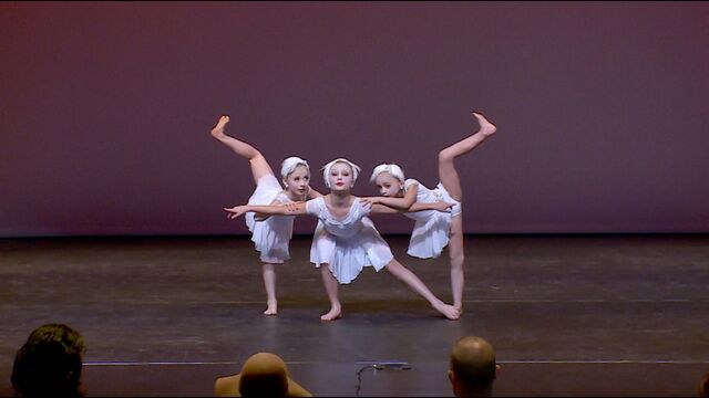 File:705 Elliana Lilliana Maesi Trio (1).jpg