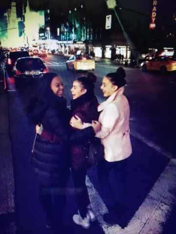File:Girls in NYC.jpg