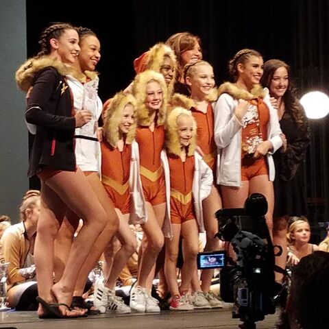 File:710 Group Dance at Awards.jpg
