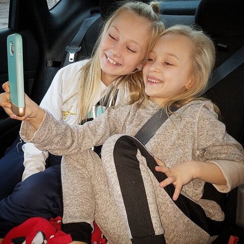 File:716 Maesi and Lilliana.jpg