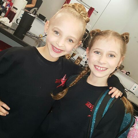 File:715 Elliana and Lilly.jpg