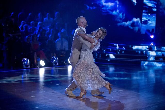 File:David and Lindsay S24 Week 10 Finale Night 1 Viennese Waltz 3.jpg