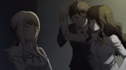 Hajime deteniendo a Sato de golpear a Natsumi