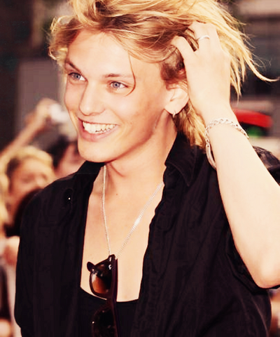 Plik:Jamie-3-jamie-campbell-bower-31139981-500-600.png