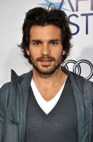File:Santiago Cabrera.jpg