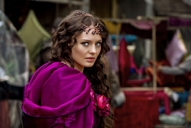 Archivo:Lucrezia-donati-laura-haddock.jpg