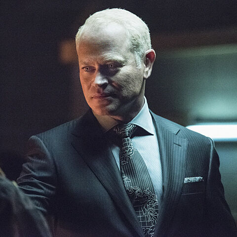 Datei:Damien Darhk.jpg